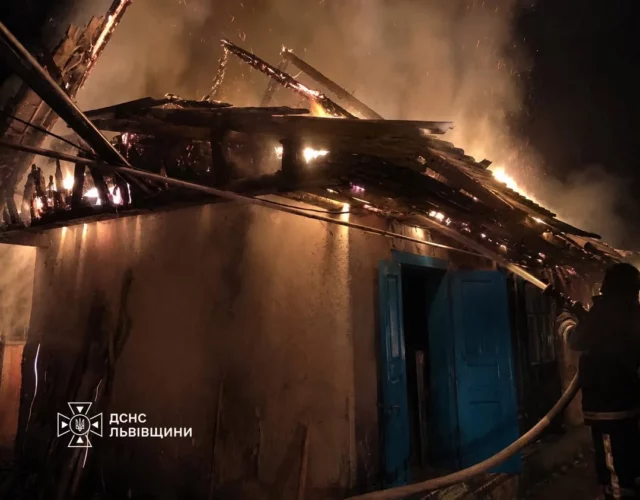 image На Яворівщині вночі загорілася господарська будівля, врятовано житловий будинок