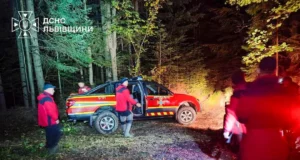 На Львівщині гірські рятувальники знайшли 83-річного туриста, який заблукав на горі Парашка