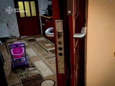 (Українська) У Жовкві рятувальники відчинили квартиру, де зачинилася трирічна дівчинка У Жовкві рятувальники відчинили квартиру, де зачинилася трирічна дівчинка