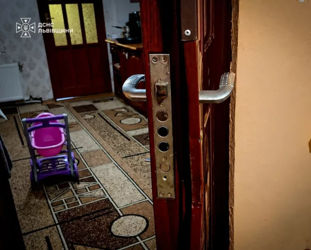 У Жовкві рятувальники відчинили квартиру, де зачинилася трирічна дівчинка