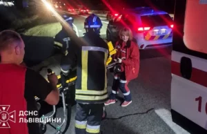 Поблизу села Соснівка рятувальники деблокували водія з вантажівки після ДТП Поблизу села Соснівка рятувальники деблокували водія з вантажівки після ДТП