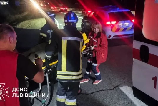 Поблизу села Соснівка рятувальники деблокували водія з вантажівки після ДТП
