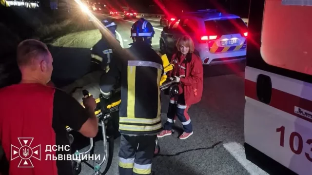 Поблизу села Соснівка рятувальники деблокували водія з вантажівки після ДТП