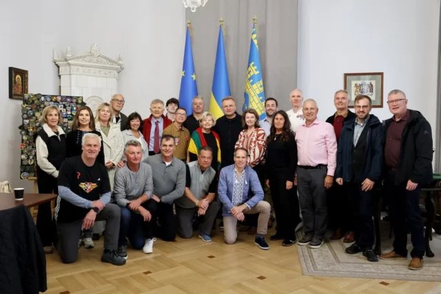 До Львова прибула делегація UCCA та передала військовим 52 «швидкі»