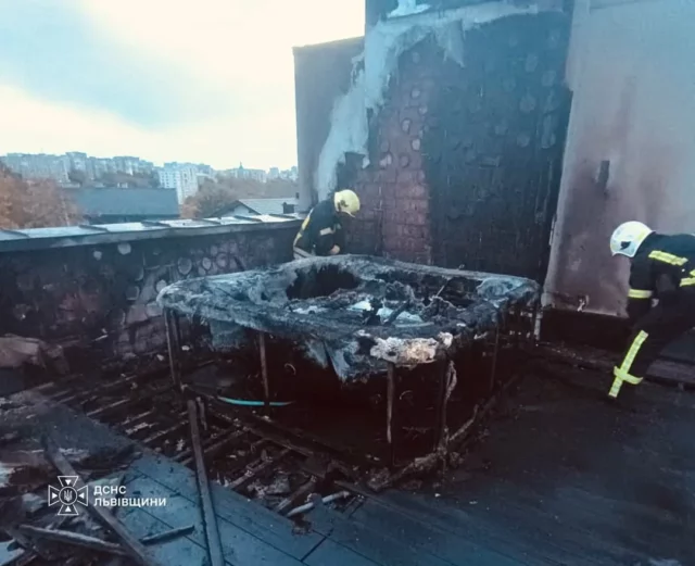 image У Львові загасили пожежу на терасі двоповерхового будинку