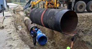 Львівводоканал завершує укладання нового магістрального водогону під дорогою