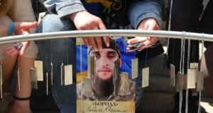 У центрі Львова на «Місці надії» розмістили 860 жетонів полонених і зниклих безвісти захисників