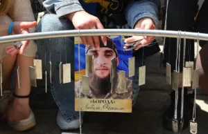 У центрі Львова на «Місці надії» розмістили 860 жетонів полонених і зниклих безвісти захисників У центрі Львова на «Місці надії» розмістили 860 жетонів полонених і зниклих безвісти захисників