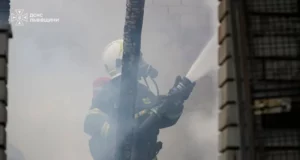 У Домажирі рятувальники врятували чоловіка з палаючого будинку