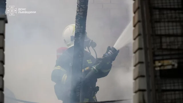 image У Домажирі рятувальники врятували чоловіка з палаючого будинку