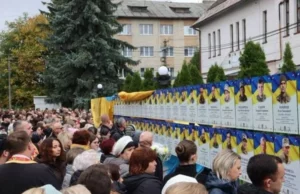 У Ходорові відкрили та освятили Алею Слави захисників України У Ходорові відкрили та освятили Алею Слави захисників України