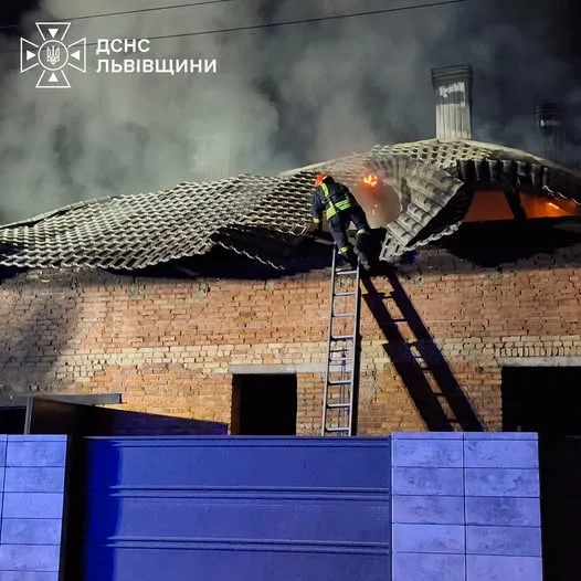 image У селі Бірки на Яворівщині рятувальники загасили пожежу будівлі