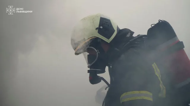 image У селі Підгороднє на Золочівщині загорівся ангар з технікою