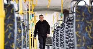 Ветеран Іван Лебідь став першим в Україні водієм трамвая з протезом ноги