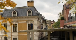 У Львові почали демонтаж незаконної триповерхівки біля Стрийського парку