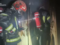 У Львові під час пожежі в квартирі рятувальники вивели трьох людей і госпіталізували жінку