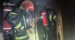 У Львові під час пожежі в квартирі рятувальники вивели трьох людей і госпіталізували жінку