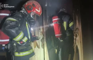 У Львові під час пожежі в квартирі рятувальники вивели трьох людей і госпіталізували жінку