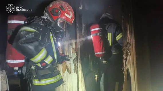 image У Львові під час пожежі в квартирі рятувальники вивели трьох людей і госпіталізували жінку