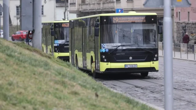 image У поминальні дні до львівських кладовищ пустять більше транспорту