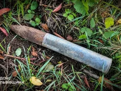 У селі Зіболки на Львівщині в полі знайшли артилерійський снаряд часів Другої світової У селі Зіболки на Львівщині в полі знайшли артилерійський снаряд часів Другої світової