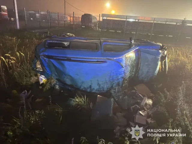 image На об’їзній Львова перекинувся Renault Kangoo, травмовано двох людей