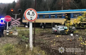 У селі Тухля електропотяг зіткнувся з Mercedes, травмована водійка У селі Тухля електропотяг зіткнувся з Mercedes, травмована водійка