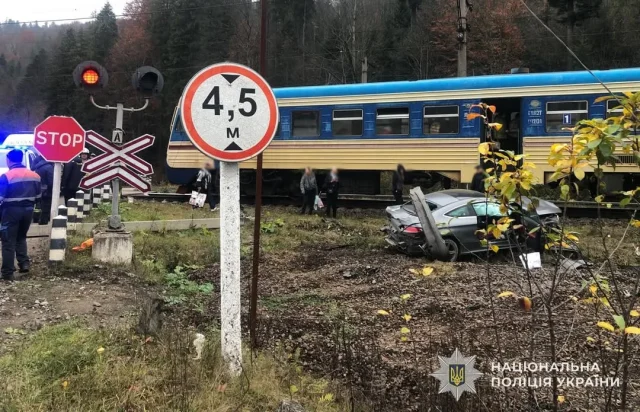 У селі Тухля електропотяг зіткнувся з Mercedes, травмована водійка