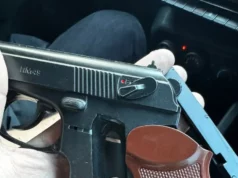 У центрі Львова встановили нападників, які погрожуючи зброєю, побили перехожого