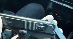 У центрі Львова встановили нападників, які погрожуючи зброєю, побили перехожого