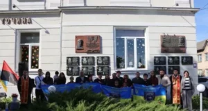 У Ходорові відкрили меморіальні дошки чотирьом полеглим випускникам-захисникам