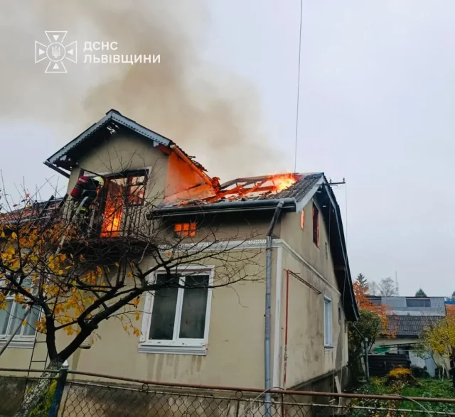 image У Самборі загорівся житловий будинок на вулиці Кобилянської