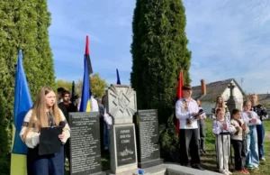 (Українська) У Тучапах освятили відреставровані пам’ятники героям УПА У Тучапах освятили відреставровані пам’ятники героям УПА