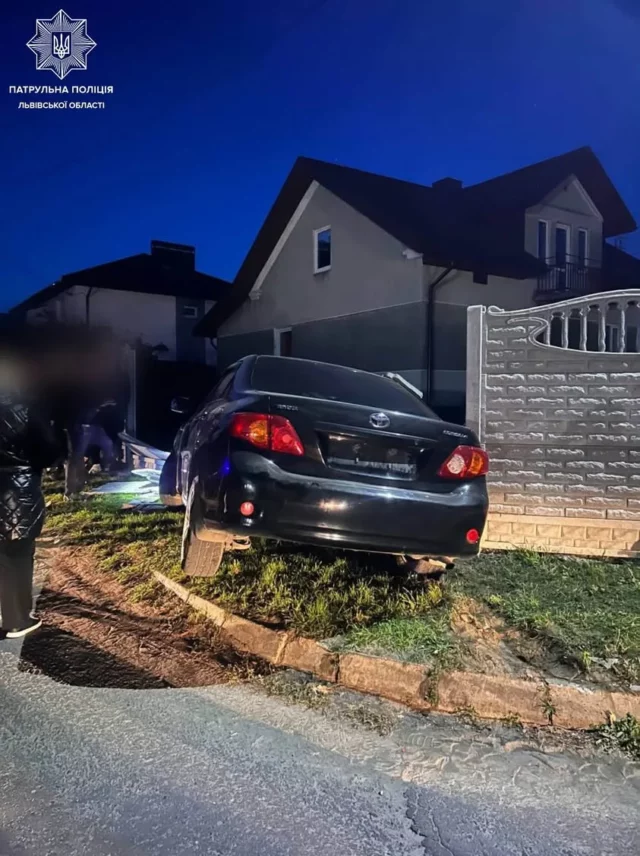 image У Рудно водій Toyota Corolla з ознаками спʼяніння вʼїхав у приватну огорожу