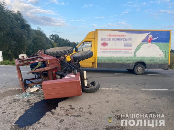 На Львівщині внаслідок зіткнення з «Мерседесом» травмований тракторист – правоохоронці встановлюють обставини події