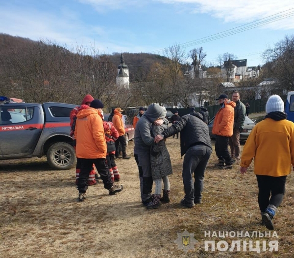 На Львівщині поліцейські разом з рятувальниками, військовослужбовцями, волонтерами та небайдужими громадянами розшукали жінку, котра цілу ніч блукала у лісі