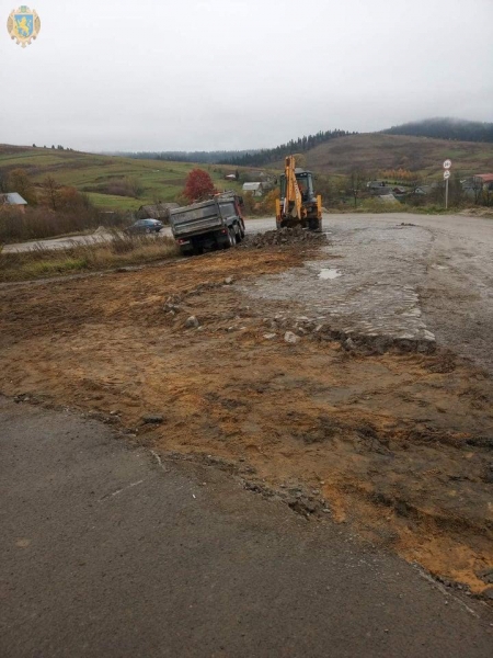 Дорожники розпочали ремонтувати ділянку від Борині до Мохнатого