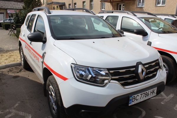 До амбулаторій первинної медичної допомоги на Жовківщині передали 15 позашляховиків