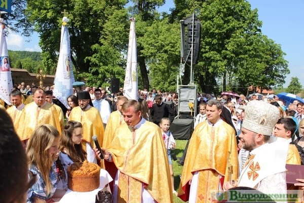 молитви Господеві перед чудотворними іконами Верхратської Пресвятої Богородиці і Святого Миколая в Крехові