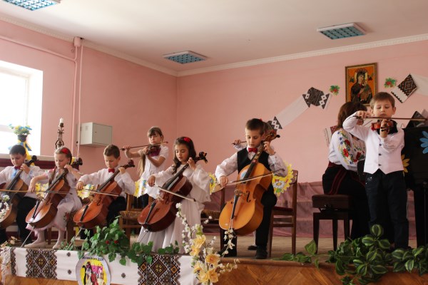 Жовківські школярі присвятили концертну програму в День пам'яті жертв політичних репресій