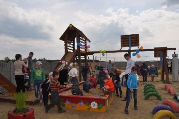 У Добросині відкрили дитячий майданчик